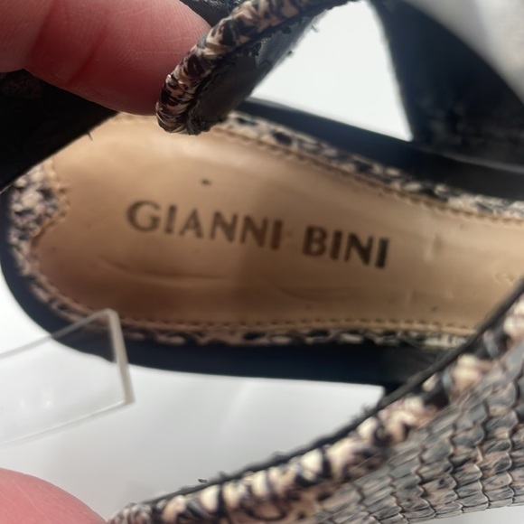 Gianni Bini Heels, black with snake print, size 6 - Picture 4 of 7